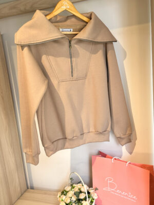 Sudadera nude con cierre y solapa