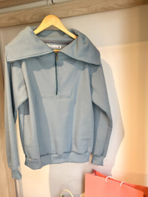 Sudadera celeste con cierre y solapa